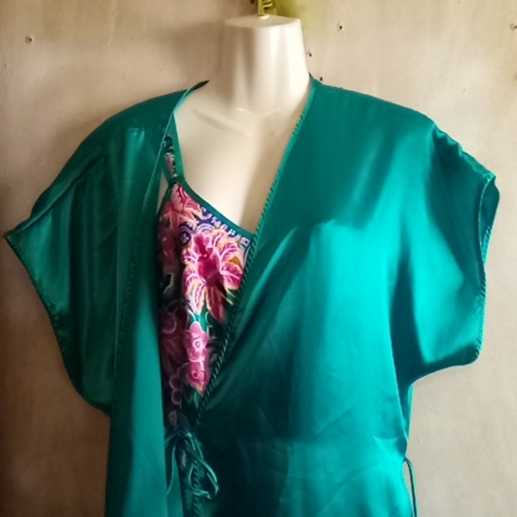 Vintage silky soft robe and floral gown - Picture 3 of 9